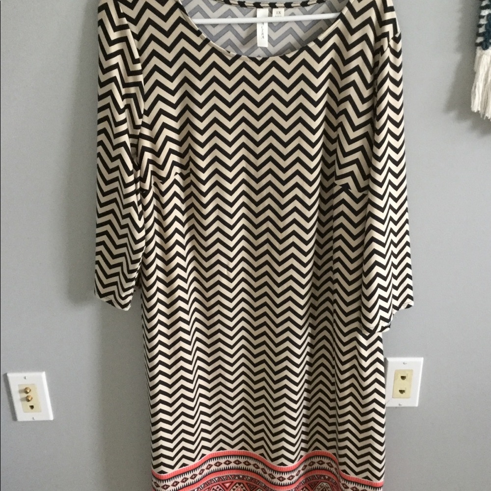 Mid sleeve, midi chevron dress w/ print on bottom